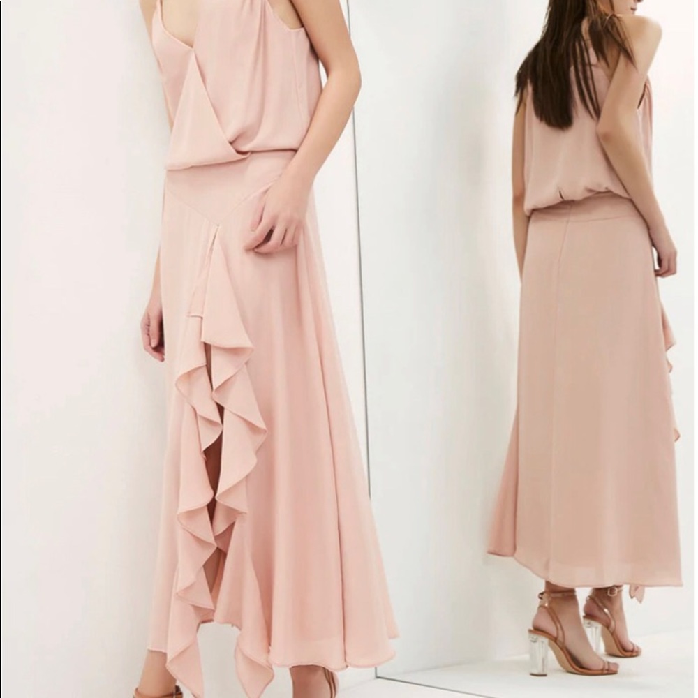 KRISA SURPLICE MAXI
Be the best dressed at any occasion. Size XS (0/2).